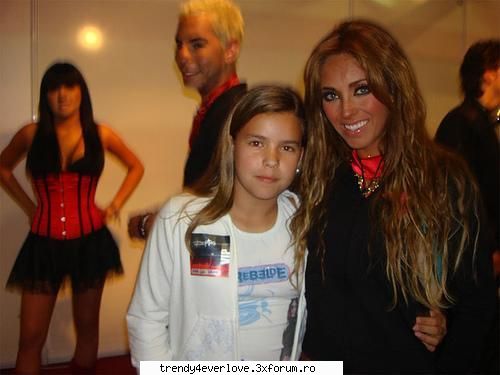Be first - o poza cu Annie dintr-un concert de pe la inceput - Anahi
