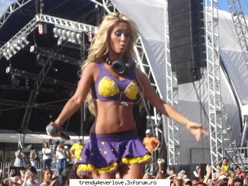 Be first - o poza cu annnie cantand ssalvame si plangand - Anahi