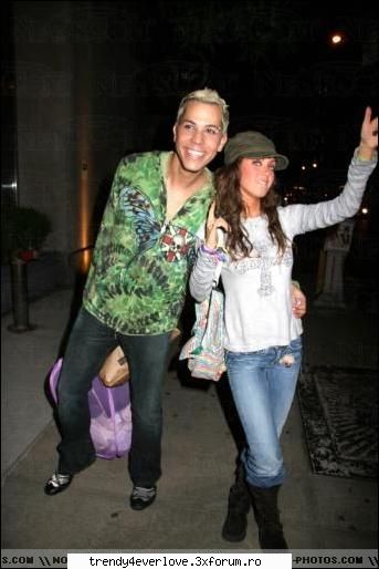 Be first - o poza cu Annie,Ucker si May - Anahi