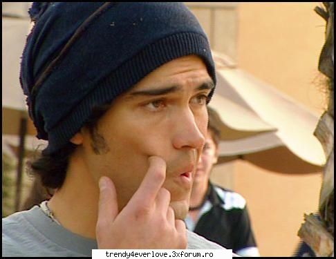 Be first - o poza cu dyp din rebelde - Poncho