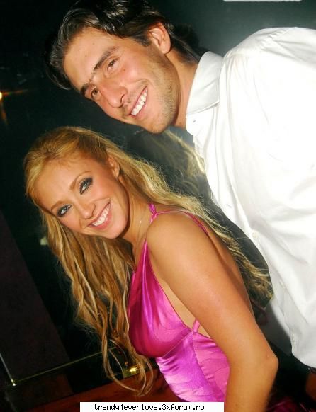 Be first - o poza cu Anahi si Ucker sarutandu-se - Anahi