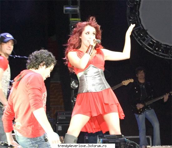 Be first - o poza cu Dul in fusta de blugi....jajaja - Dulce