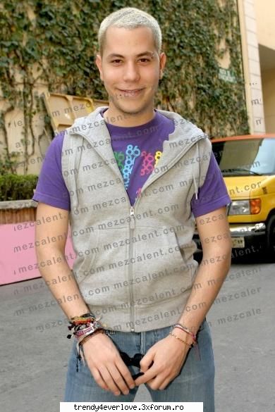 RBD-New Game - Chris pleaca in camera sa se schimbe si iese dupa - Cafenea