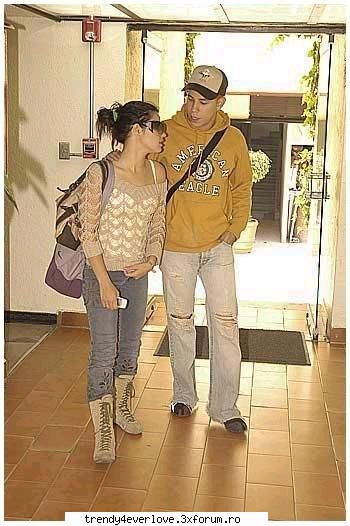 RBD la Familia[joc nou] - chris ... iesind din hotel - Cafenea