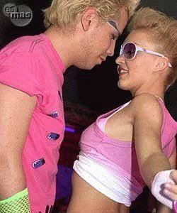 RBD la Familia[joc nou] - Chris se ridica de pe fotoliu si danseaza langa - Cafenea