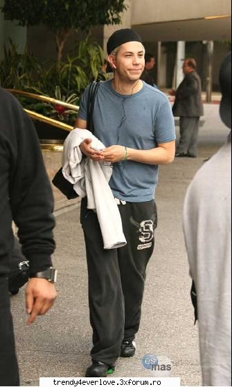 Un nou joc RBD la Familia... - chris:-sunteti gata?iesind din camera lui si a - Cafenea