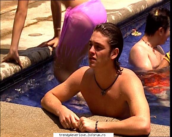 Un nou joc RBD la Familia... - Ucker : ANNIE CRED CA E DE MOLT CU AXEL ? IN - Cafenea
