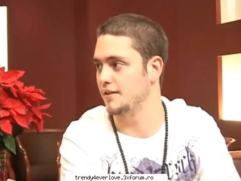 Un nou joc RBD la Familia... - Ucker : Angi ce-ai tacut asa ? - Cafenea