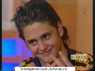 Un nou joc RBD la Familia... - Ucker : Hai ca eu v-am lasat ! ( dandu-i un cot - Cafenea