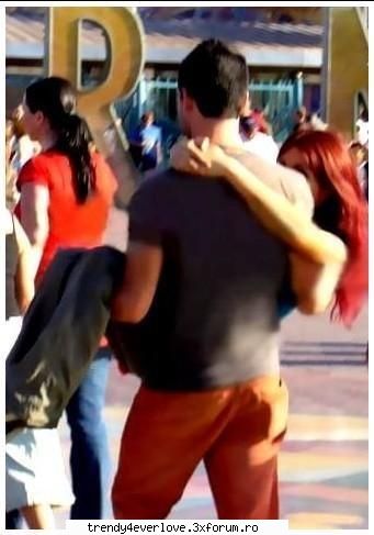 Un nou joc RBD la Familia... - poncho -va.....(o ia in brate pe dul.shi se duke - Cafenea