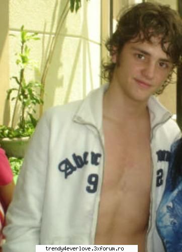 Un nou joc RBD la Familia... - Ucker : SIgur sigur te uitai :D ( luand o bluza - Cafenea