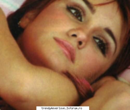 Un nou joc RBD la Familia... - Dul-Ok...papaaaa!!!(se intinde sa urmaesk un film) - Cafenea