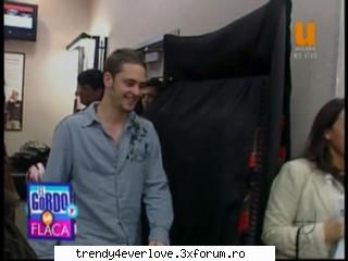 Un nou joc RBD la Familia... - Ucker : ( iesind din cam lui ... ) e careva ? ( - Cafenea