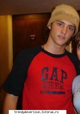 Un nou joc RBD la Familia... - Ucker : ( iese din cam. ) Eu am plecat ma - Cafenea