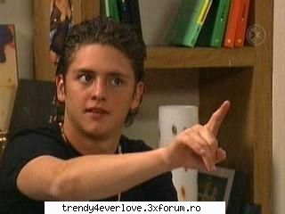 Un nou joc RBD la Familia... - Ucker : ( uitandu-se la ghips ........... dupa - Cafenea