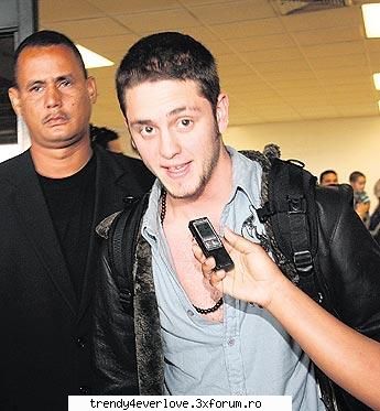 Un nou joc RBD la Familia... - Ucker : ( se foieste prin ap ) nu credeam ca e - Cafenea