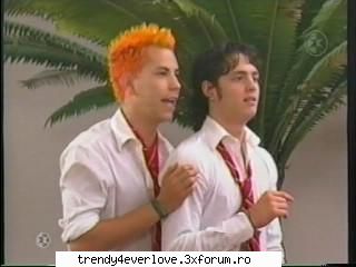 Un nou joc RBD la Familia... - Ucker : ( aruncand gentiile pe jos ) Au o tona - Cafenea