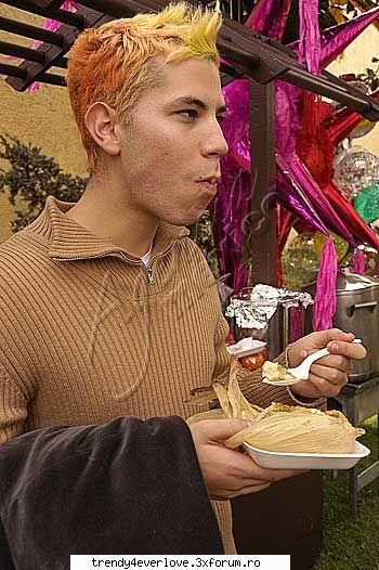 Un nou joc RBD la Familia... - chris -se ... dadu drumu la tv ... ia sa vedem ce - Cafenea