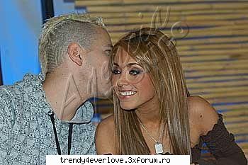 Un nou joc RBD la Familia... - chris -se cu annie pe canapea ... apropiindu-se - Cafenea