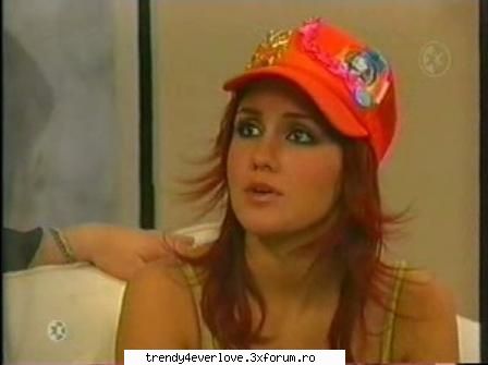 Un nou joc RBD la Familia... - Dul-Holla Chirs....(pupandu-l si asezandu-se pe - Cafenea